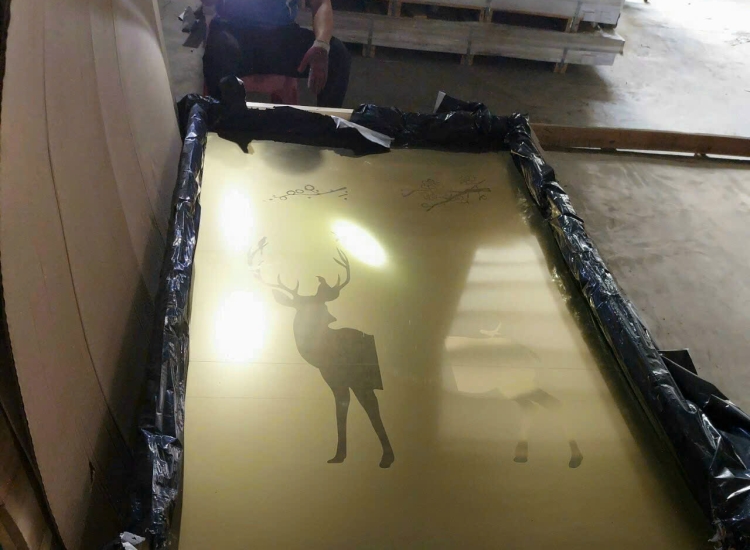 TẤM INOX HOA VĂN CỬA, CA BIN CON NAI  MÀU TRẮNG -VÀNG