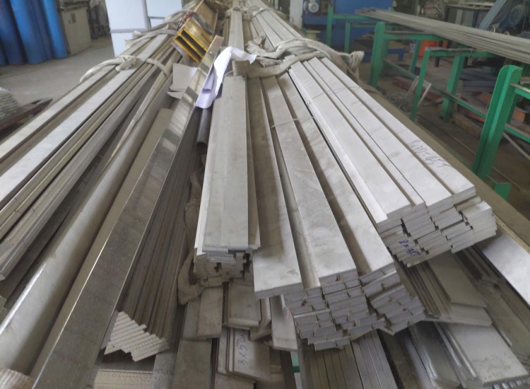 THANH LA ĐÚC 304 SỌC XƯỚC : 80 x 8.0 x 4000/6000MM/HL- LẬP LÀ INOX - Stainless Steel Bar Flat