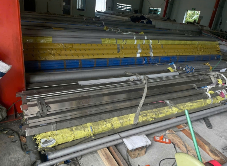 THANH LA ĐÚC 304 SỌC XƯỚC : 50 x 12 x 4000/6000MM/HL- LẬP LÀ INOX - Stainless Steel Flat Bar