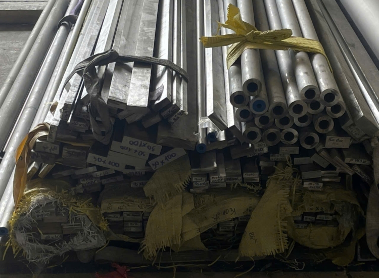 THANH LA ĐÚC 304 SỌC XƯỚC : 80 x 10 x 4000/6000MM/HL- LẬP LÀ INOX - Stainless Steel Bar Flat